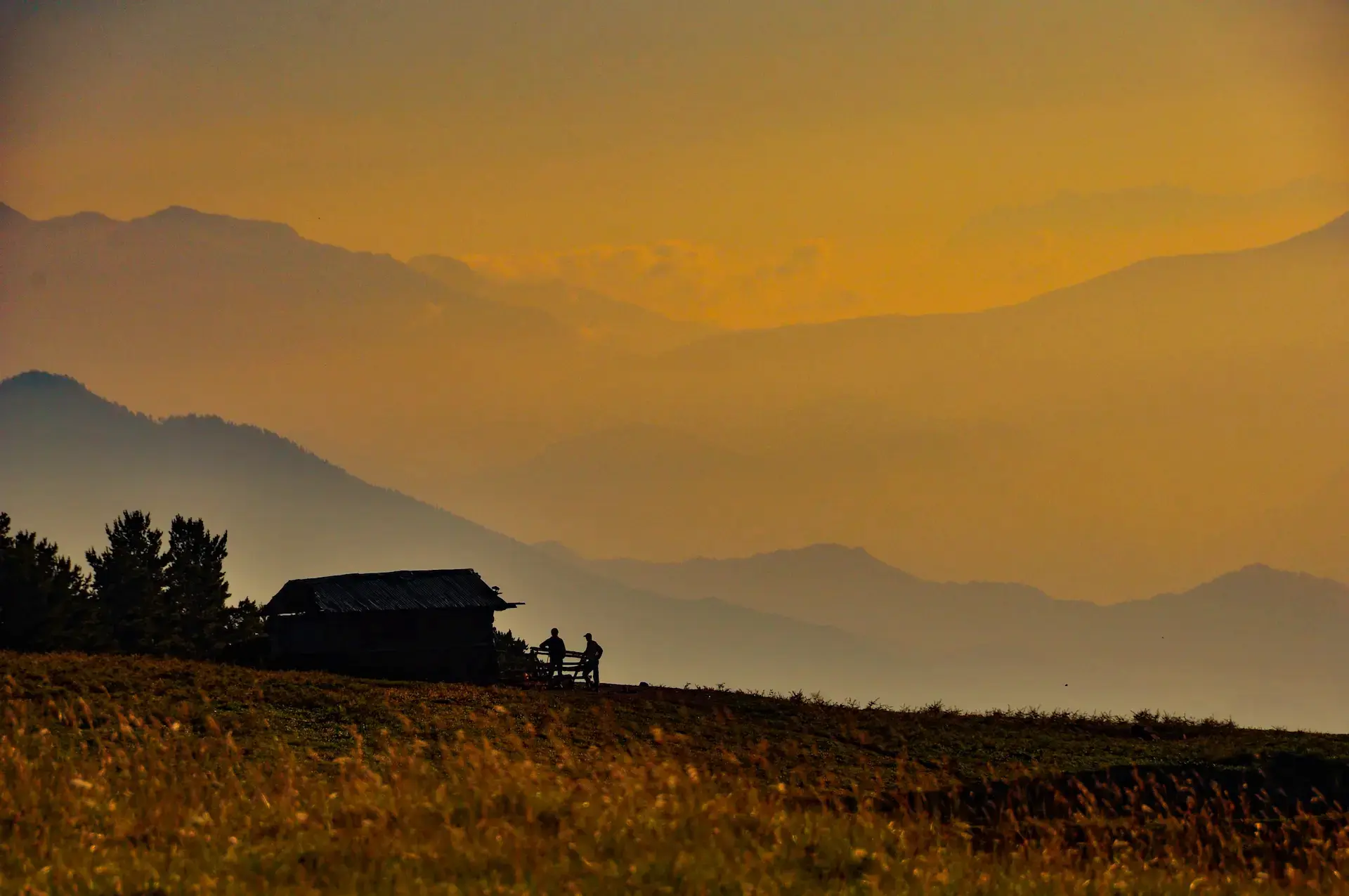 Güneşin batışında çoban kulübesinin önünde akşam sohbeti