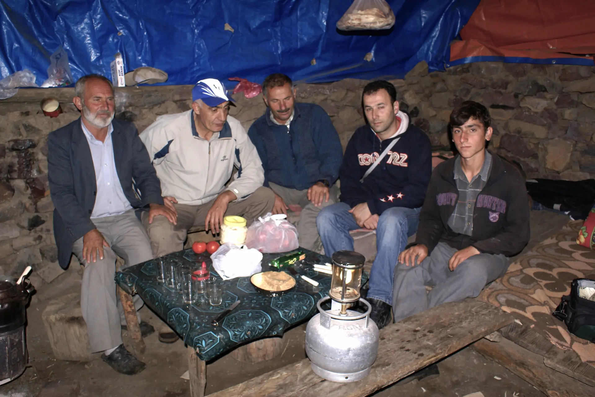 Çoban kulübesinin içi ve çobanın misafirleri